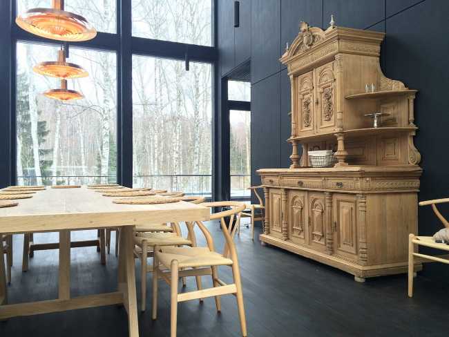 interiores de madera oscura y clara